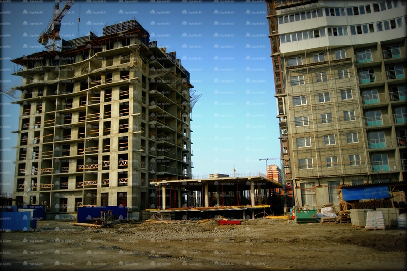 Октябрь 2015 г. Литер 1: Отделка фасада и  внутренняя отделка. Литер 2: Бетонирование и монтаж плит-перекрытий 11-13 этажей.