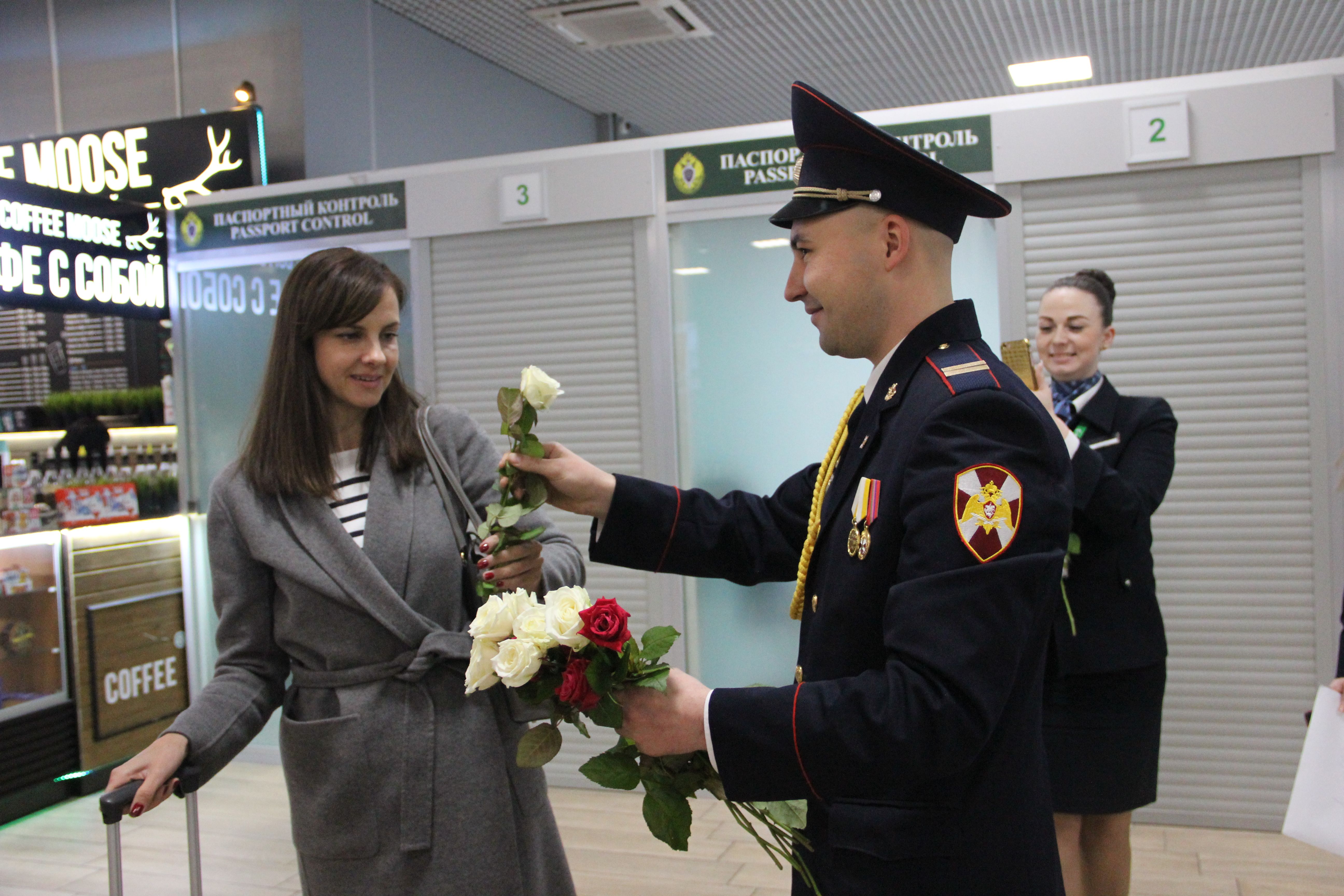 С 8 Марта женщин в аэропорту Краснодара поздравил военный оркестр